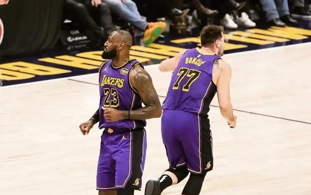 开云体育网页版登录东契奇爆冷击败MAD，战术调整引爆全场！(东契奇克服颈伤触底反弹 单节暴走狂砍19分强势收胜)