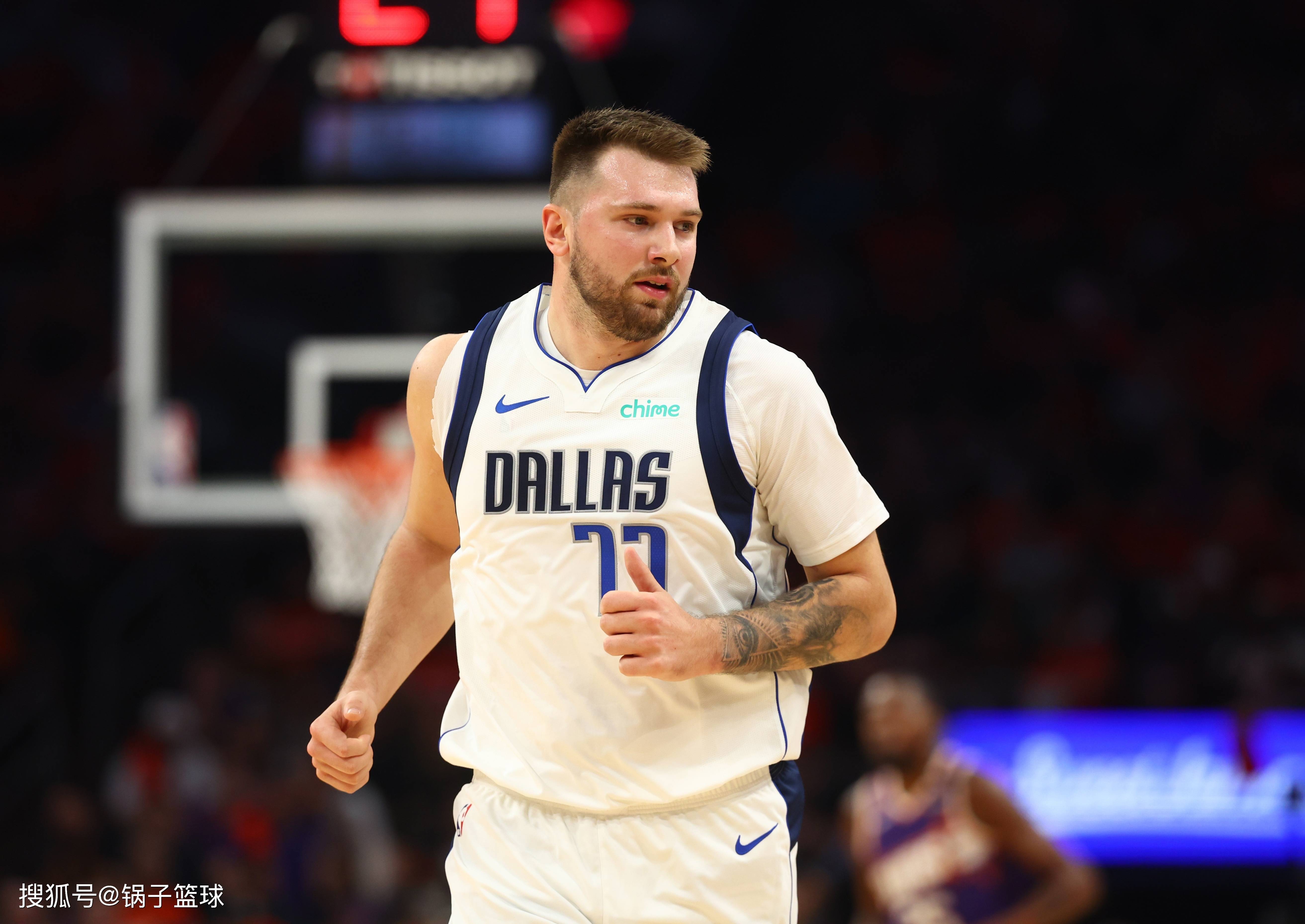 东契奇爆冷击败MAD，战术调整引爆全场！(东契奇克服颈伤触底反弹 单节暴走狂砍19分强势收胜)