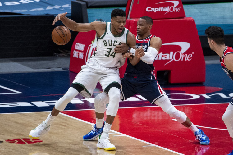 Kaiyun网页版平台字母哥回归赛场，比分优势明显首场状态亮眼，独行侠观众沸腾！的简单介绍