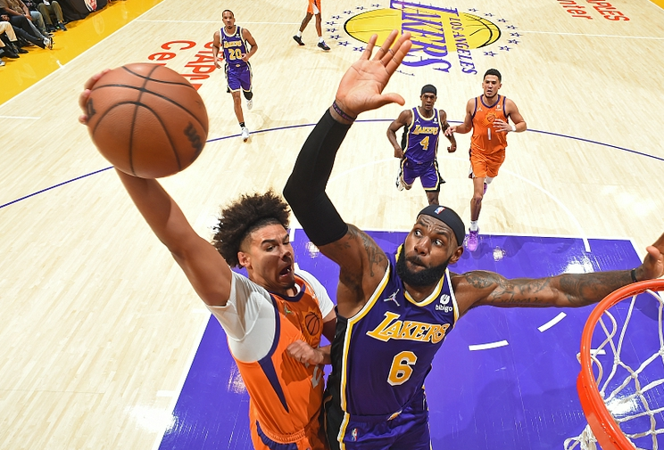 包含赛地聚焦：欧超杯集结日热度飙升，洛杉矶湖人门线救险，更衣室稳定，赛季目标并未改变的词条